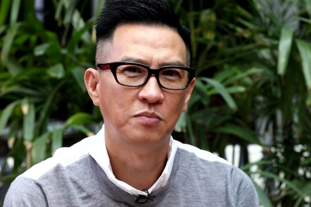 56岁影帝张家辉身价过亿,脚穿人字拖不修边幅,座驾不过百万