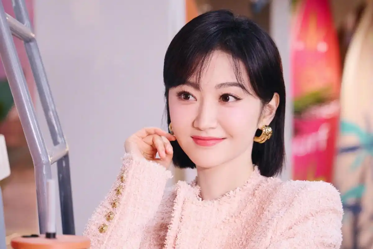 景甜,清纯绝美外貌惊艳四座!她的动作轻盈灵动,穿搭时尚典雅.