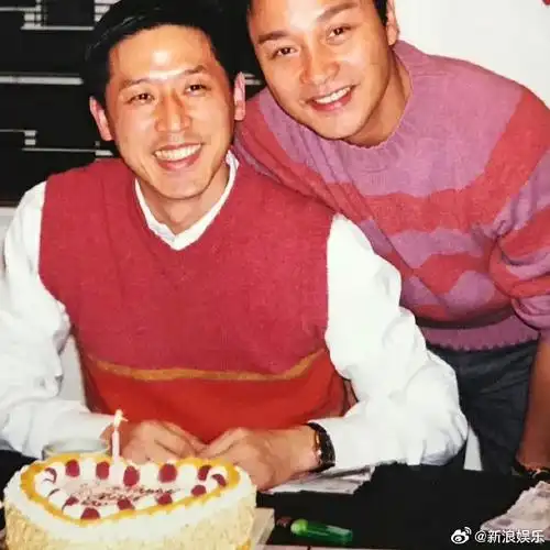 唐鹤德晒与张国荣合照庆生