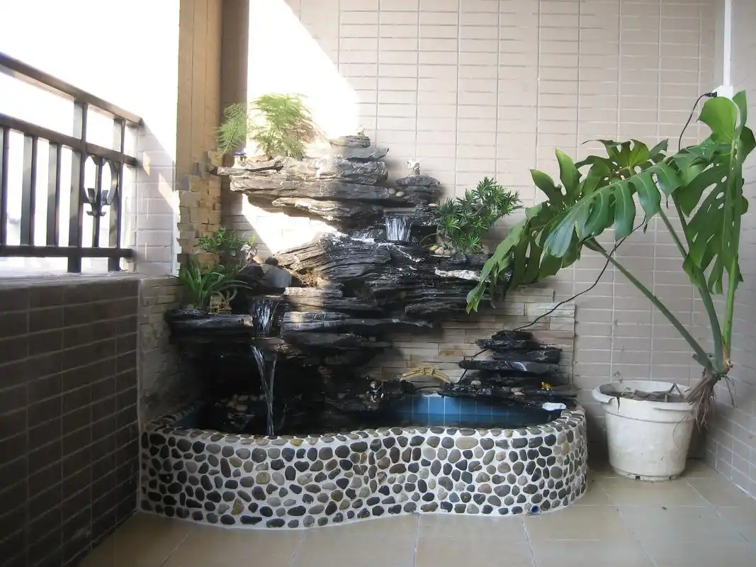阳台,有个这样的假山鱼池.