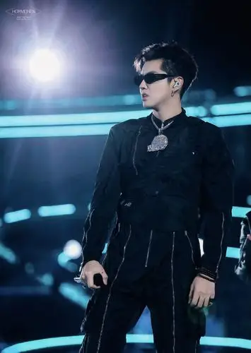 湖南卫视跨年演唱会:何炅唱歌哭成泪人 杜海涛吴昕节目"跳档"引热议