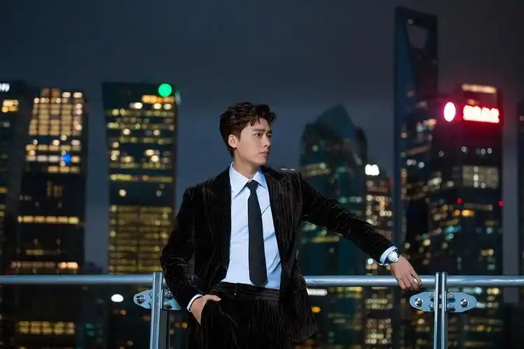 李易峰西装look写真变都市精英 单手插兜"侧颜杀"贵气逼人_凤凰网娱乐