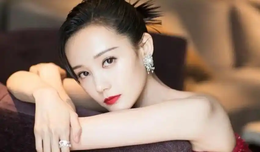 出生普通工人家庭,却成为了大明星,比演技出圈的是李一桐的语录