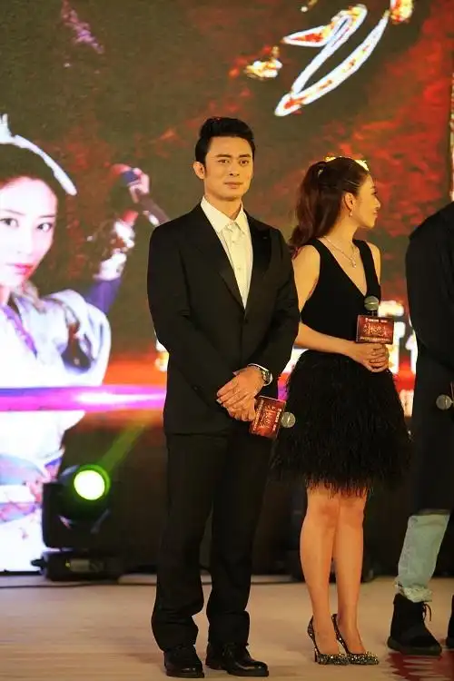 《蜀山战纪》樊少皇一手罩住赵丽颖巴掌脸