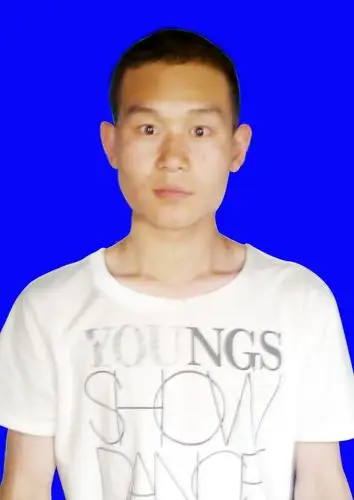 哪位高手帮我改一下照片的背景,明天要用,在线等帮忙啊!