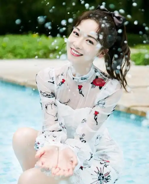 吴谨言晒游泳美照修身碎花连衣裙泳衣秀出好身材清新又有活力