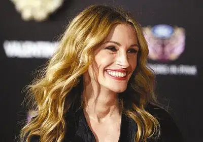 女星朱莉亚罗伯兹(julia roberts)在洛杉矶时间12月7日,与丈夫daniel