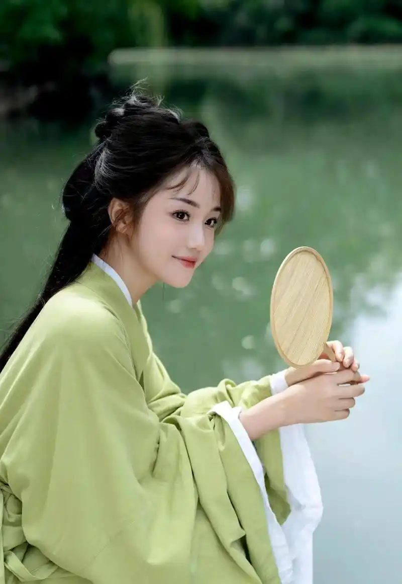 杨志雯在个人社交平台晒了一组古装相片,白皙的皮肤加上草绿色的服装