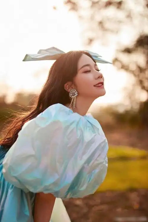 张紫宁身穿夸张蓝色公主裙参加星光大赏,好像城堡里的小公主!