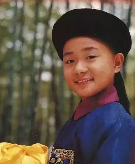 而且小时候的曹骏在《九岁县太爷》里扮演一个小鬼头,如今在《衣尚