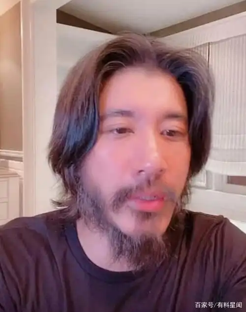 王力宏直播卖课程,满脸络腮胡颜值大跌,粉丝直呼唱两句辨真假