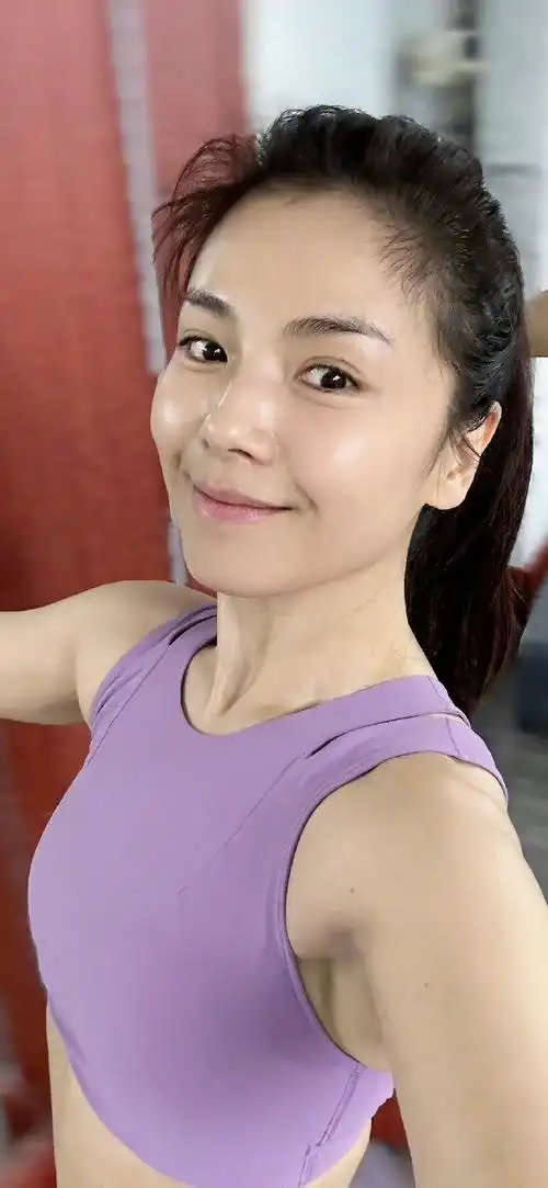 刘涛麻麻穿瑜伽裤展示美臀