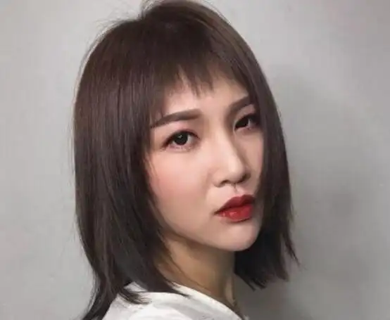 同时还是有点儿小碎的,这样的女生刘海发型好看又极显甜美