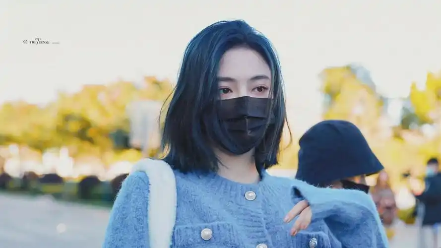 许佳琪今日蓝发饭拍图 蓝色穿搭搭配蓝色短发