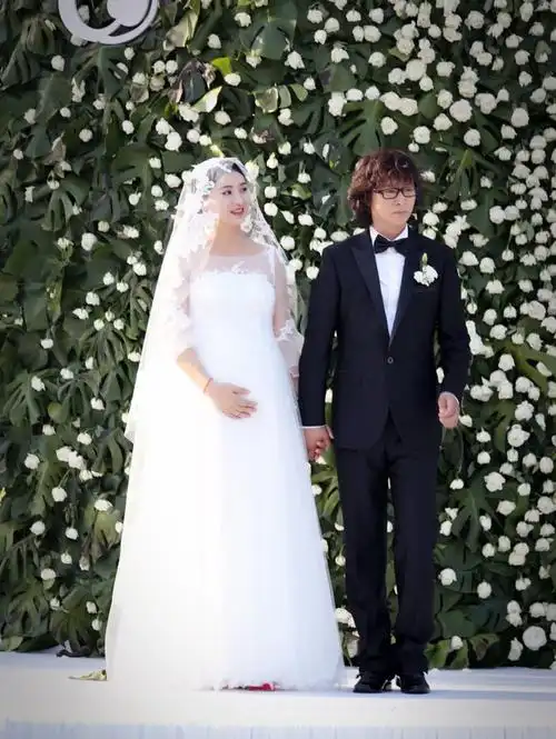 斓曦低调完婚已怀有六个月的身孕