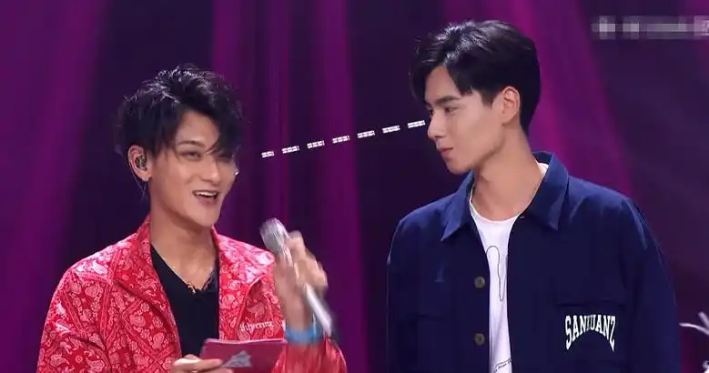 同台胡一天不敢直视,看见吴亦凡一秒娇