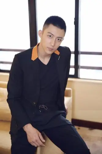 寸头小哥哥黄景瑜演绎别样绅士之风