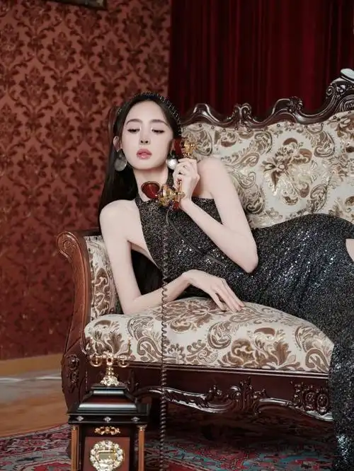 古力娜扎穿黑色长开叉裙大长腿一览无遗