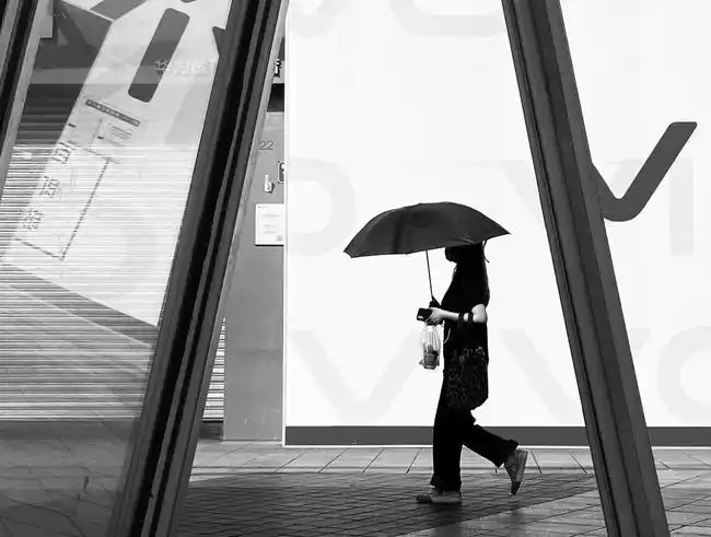 《撑伞的路人》《背靠背》《刚刚好》这些都属于街拍纪实照片.