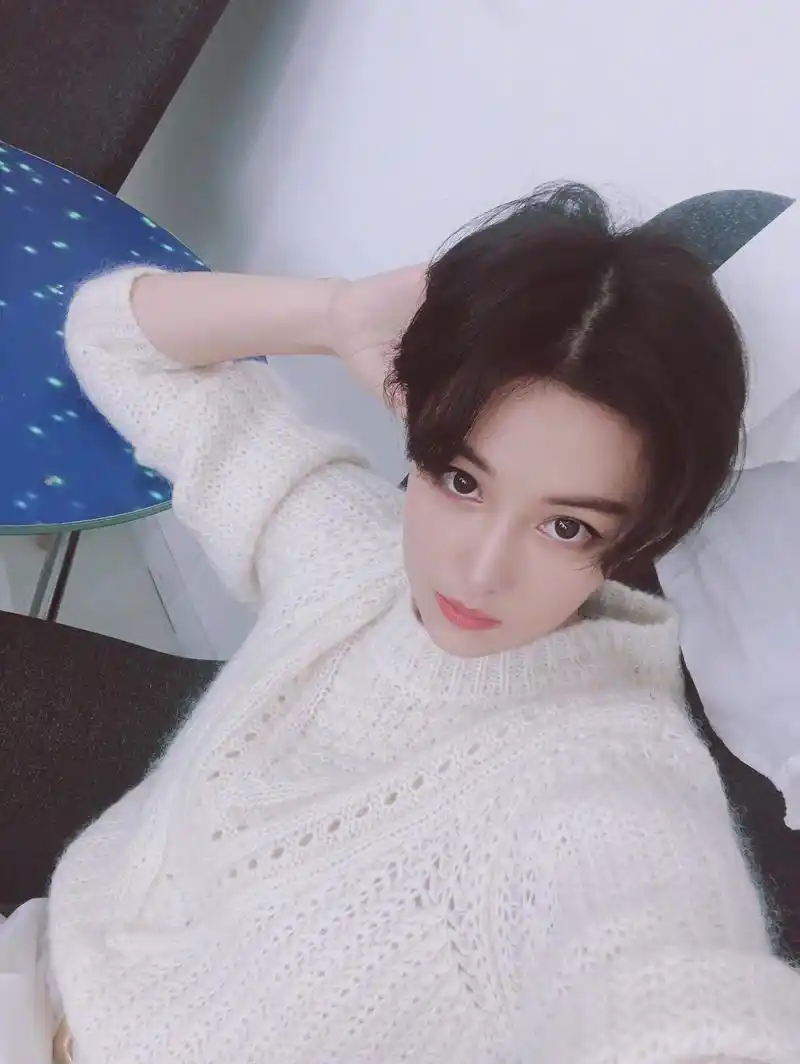 张馨予晒自拍嘟嘴可爱卖萌 中性短发造型帅气非常