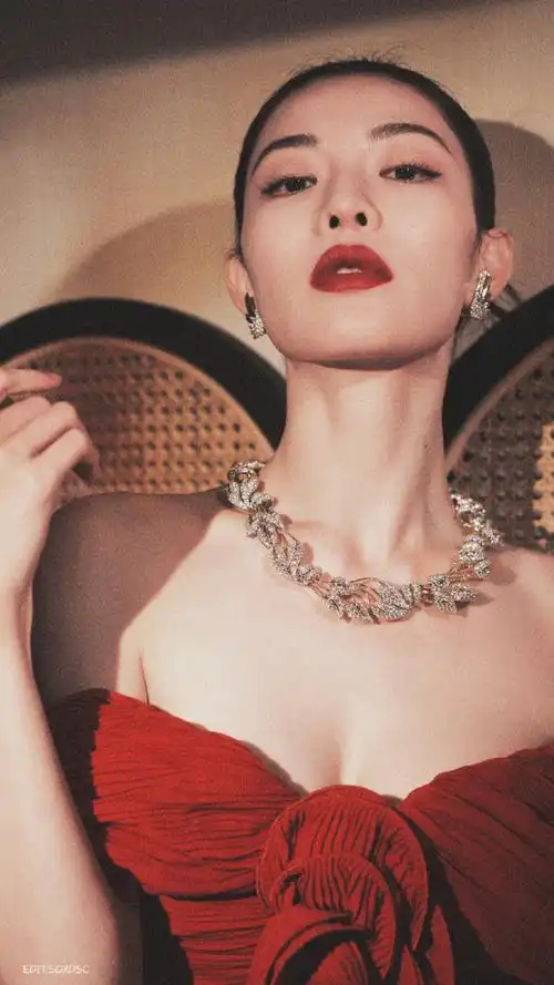 钟楚曦抹胸高开叉红裙