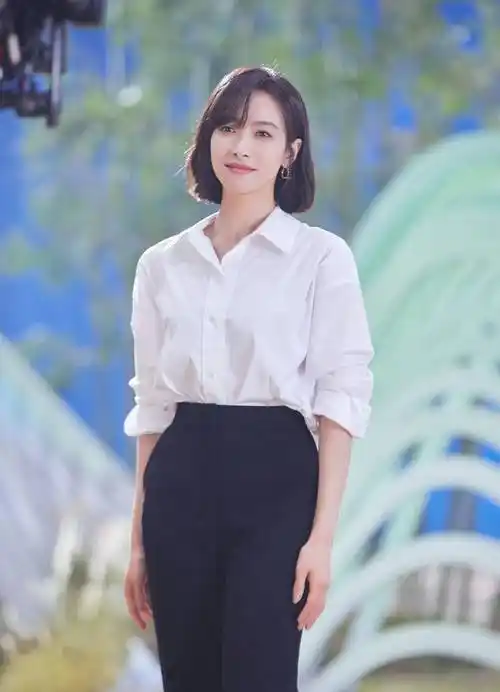 宋茜白色衬衣优雅大方写真