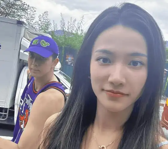 沈梓捷大长腿女友晒两人苏梅岛旅游照片 网友:难怪大鸟有黑眼圈