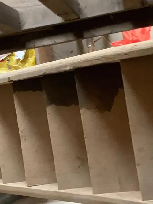 捡瓦这门手艺会的人不多了,左找右找才找到两个老师傅,年纪都六七十岁