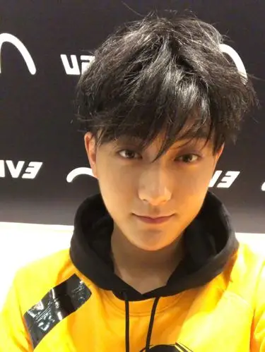 黄子韬晒照直言正经历蜕变 不让粉丝p图互动搞笑