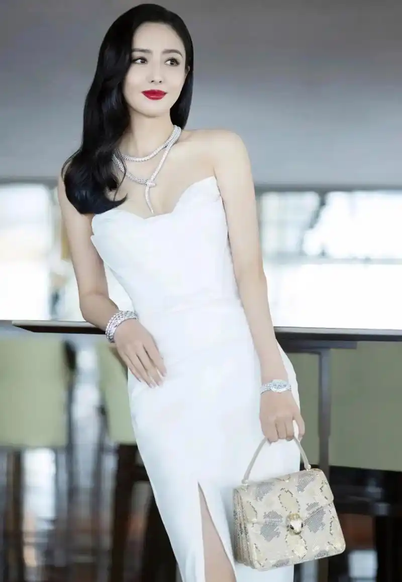 佟丽娅一袭白色抹胸裙,纯净治愈,圆润迷人.