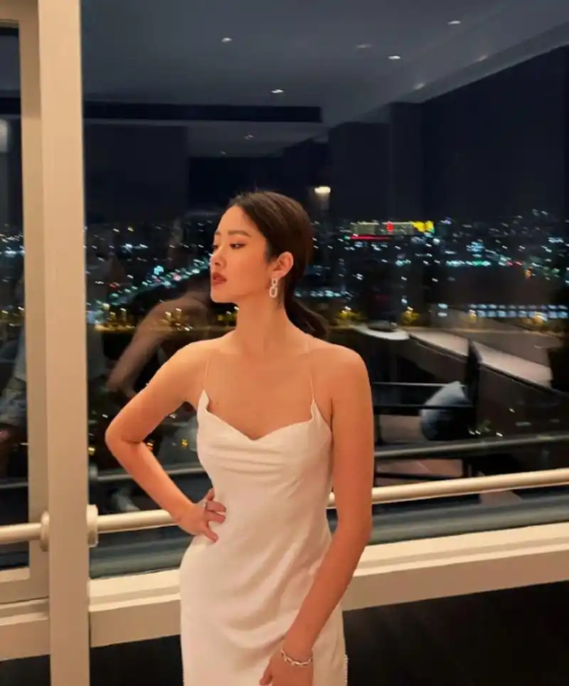 杨采钰真会穿,真丝露肩吊带连衣裙不见赘肉,优雅轻盈身材惊艳