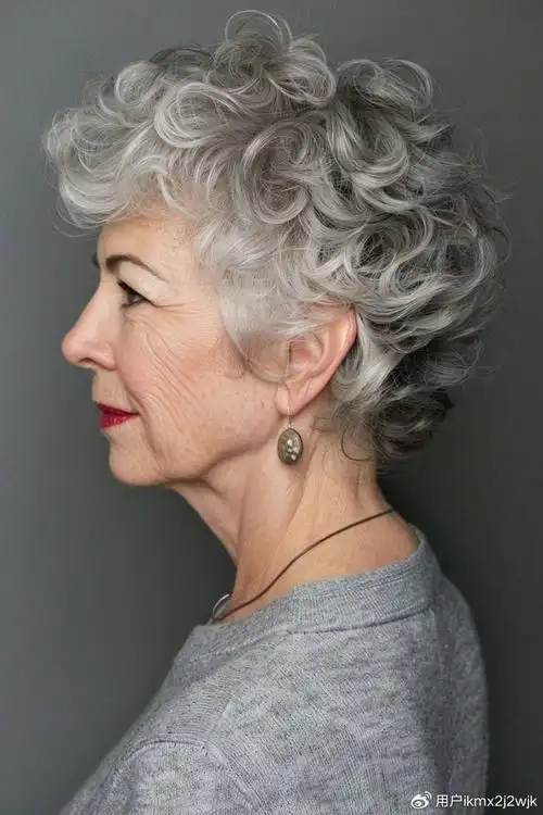中老年女性的时尚选择:短发全头烫
