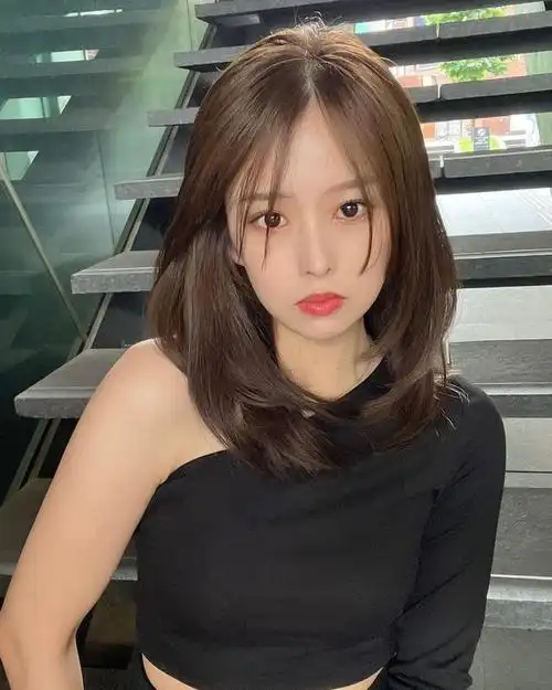 这是一种简约而优雅的发型,长度一般在肩膀或者锁骨处,可以突出你的