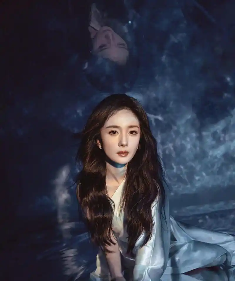 杨幂水波纹大片写真,好美好清透的人鱼公主