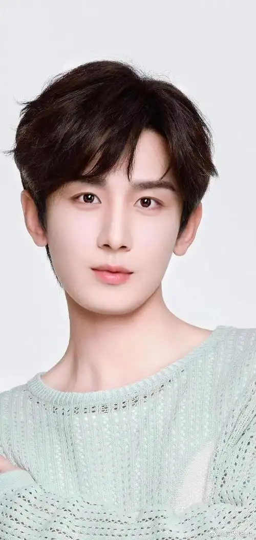 成毅最新造型,清爽帅气,优雅时尚,精致迷人,今晚还有直播