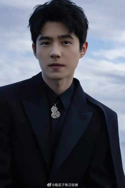 刘昊然单肩披风西装