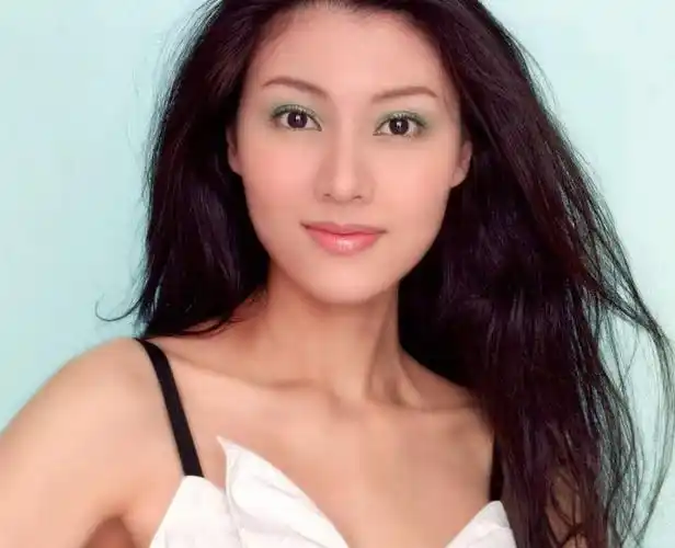 曾是最美港姐,和哥哥张国荣搭过戏,最后却选择嫁给富商当阔太