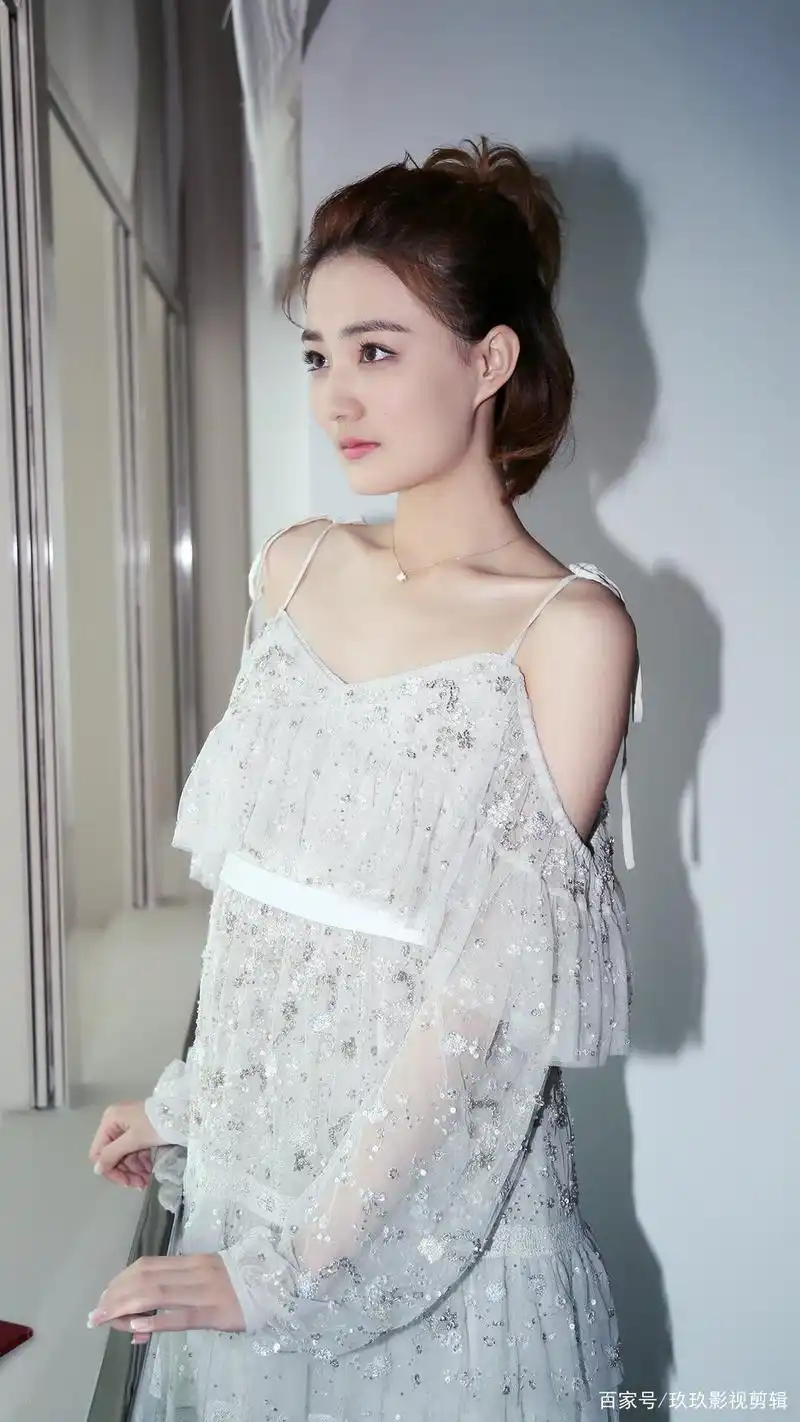 徐璐身穿抹胸连衣裙的性感写真太美了