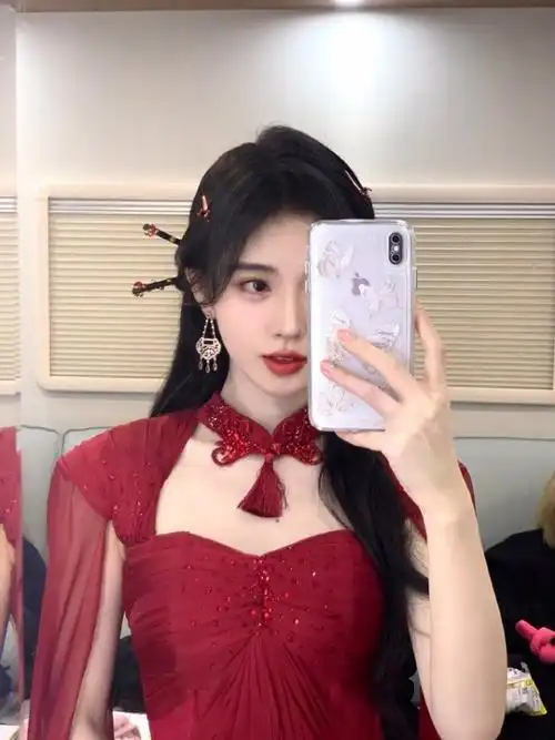 鞠婧祎红衣披风造型绝美 五官精致颜值高