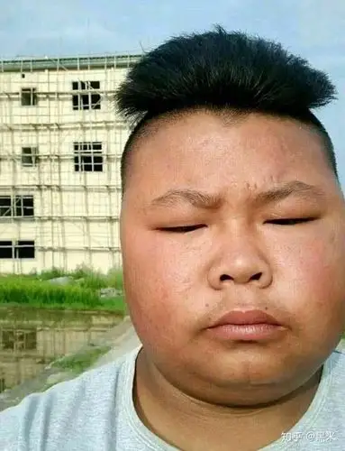 文中这个人,然后微信一位王者荣耀的师傅(女生)看到我的头像就说好丑