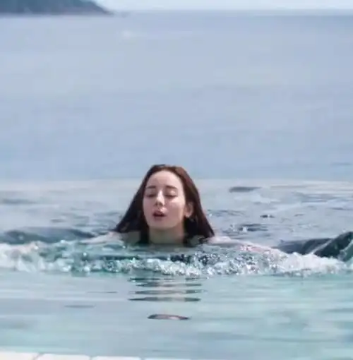 迪丽热巴在湖里游泳,当她从水中站起那一刻,眼神无处安放了!