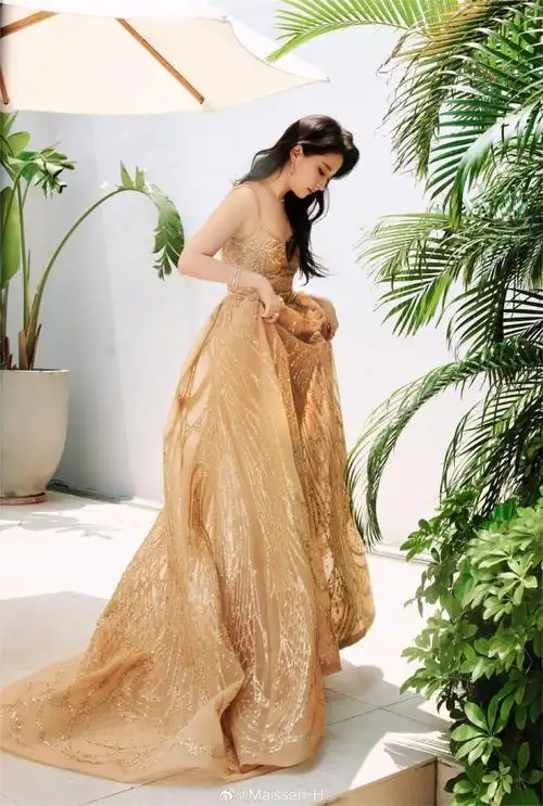 刘亦菲今日活动,身着elie saab金色刺绣高定礼服,矜贵美腻!