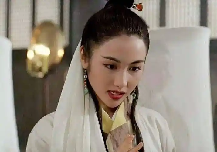 电影版本的《倚天屠龙记之魔教教主》里面的周芷若是黎姿饰演,这个