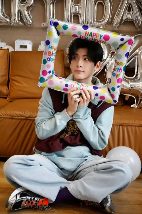 翟潇闻0528生日快乐#翟潇闻生日照,好嫩好可爱,我狠狠亲一口0090