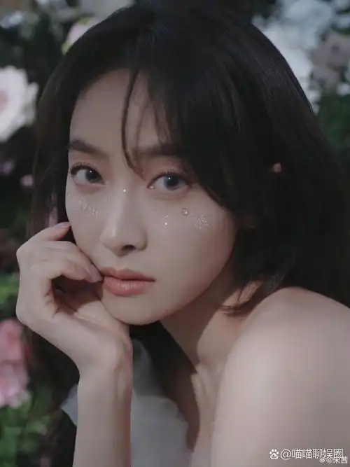 不知不觉,宋茜都出道15年了,以前那个青涩的小女孩孤身创韩娱的模样