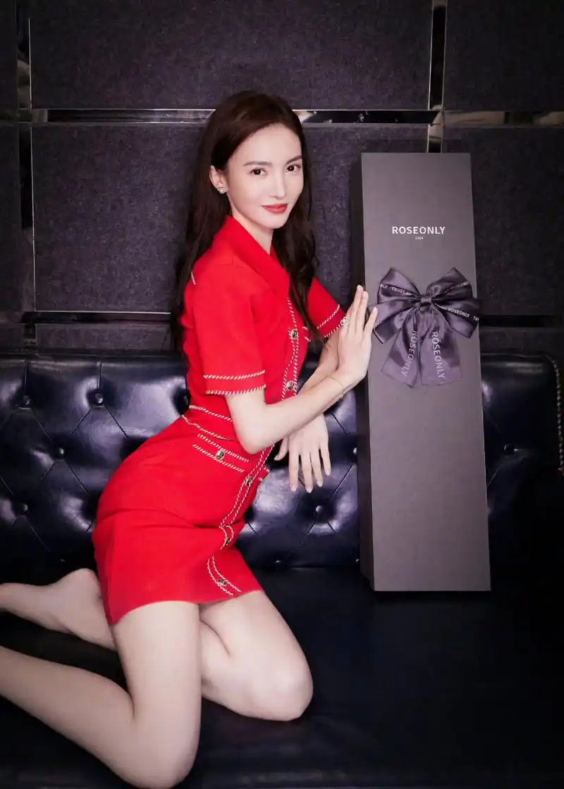 金晨光着小脚丫坐在那里就很美,就像漫画里走出来,让人赏心悦目.