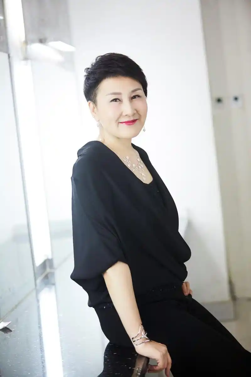 张凯丽国庆献歌惊艳观众老戏骨们的隐藏技能知多少