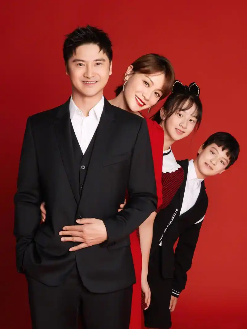 田亮一家四口迎新年13岁女儿大变样颜值清纯美丽身高达1米7