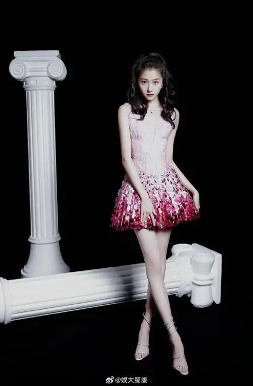 关晓彤的身材就是小说女主