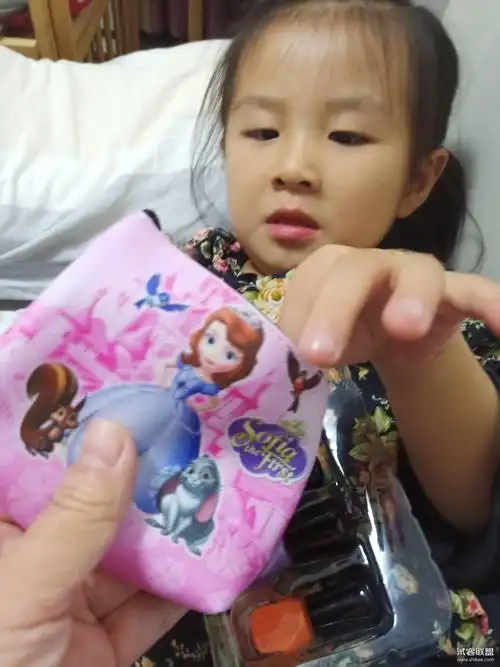 儿童指甲油小女孩视频和5张图红叶要飞舞